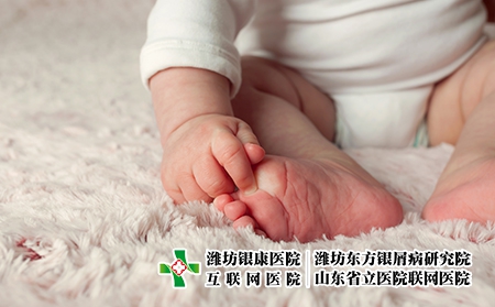 摄图网_303330865_手脚紧贴着一个新生的婴儿（企业商用）
