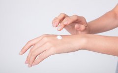 总是手很干？临沂的银屑病医生：患者要挑对护手霜