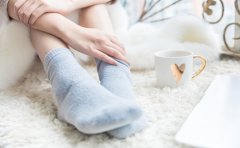 穿袜子睡觉能保暖?临沂的银屑病医生:中医看法有不同