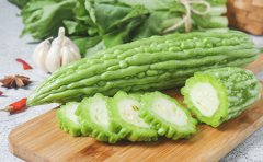 夏季有银屑病可以吃苦瓜吗？在临沂治银屑病医院哪家好？