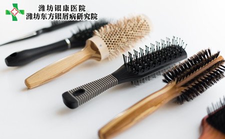 治疗头皮银屑病时，应以缓解症状为重点。因为这种疾病会导致头部皮肤严重瘙痒，使患者非常不舒服，晚上睡不着觉，干扰白天的情绪。而止痒，多数情况下是选择葡萄糖酸钙、葡萄糖酸锌、叶酸、维生素c等药物。  头皮型银屑病是生长在头皮的一种慢性皮肤病，很难治疗，尤其是治疗症状消失后，症状开始出现不久，让患者深受困扰。因此，如果能在治疗过程中及时缓解症状，无疑是患者朋友最迫切的需要。  怎样治疗头皮长的银屑病  临沂银屑病医院表示，缓解症状应积极改善本病引起的瘙痒问题，本病引起的瘙痒主要是由于该病引起的头皮细胞膜稳定性下降所致。  瘙痒可以通过服用稳定细胞膜的药物来缓解，但这些药物非常常见，如维生素C、葡萄糖酸锌、葡萄糖酸钙等。通过使用这些药物，可以在体内缓慢释放，最终达到稳定细胞膜、止痒的效果。  头皮上有银屑病怎么治  银屑病患者要保证心血管健康，以保证身体抵抗力更强，抵抗力变强后，头皮上的银屑病不会大面积扩散，银屑病患者可以多吃土豆，土豆也有糖和淀粉。  患此病时，头皮新陈代谢减慢，大量毒素积聚在头皮表面，因此在治疗过程中如果能积极改善头皮新陈代谢，也会起到缓解症状的作用。在头皮银屑病的治疗中，维生素c类药物较为常用，这种药物可以抑制表皮细胞的增殖，从而达到治疗的目的。  头皮上有银屑病该怎么办  长银屑病软膏在头皮上很难涂，因为头发会阻碍，最好的办法就是服用中药，人们还可以配一些药浴洗头，而且每天洗一次，洗的时候可以轻轻按摩患处。  头皮上的银屑病危害很大，银屑病会导致人们头皮上出现一些硬块，这些硬化会让人不敢梳头，不梳头的时候，肿块也会拖累头皮疼痛，随着银屑病的存在，也会导致人们的头发不能生长。  银屑病一定要做好预防感染的工作，一旦感染会让人的疼痛或瘙痒加重，当然以后也不要用私家药，因为银屑病的患处最怕刺激。